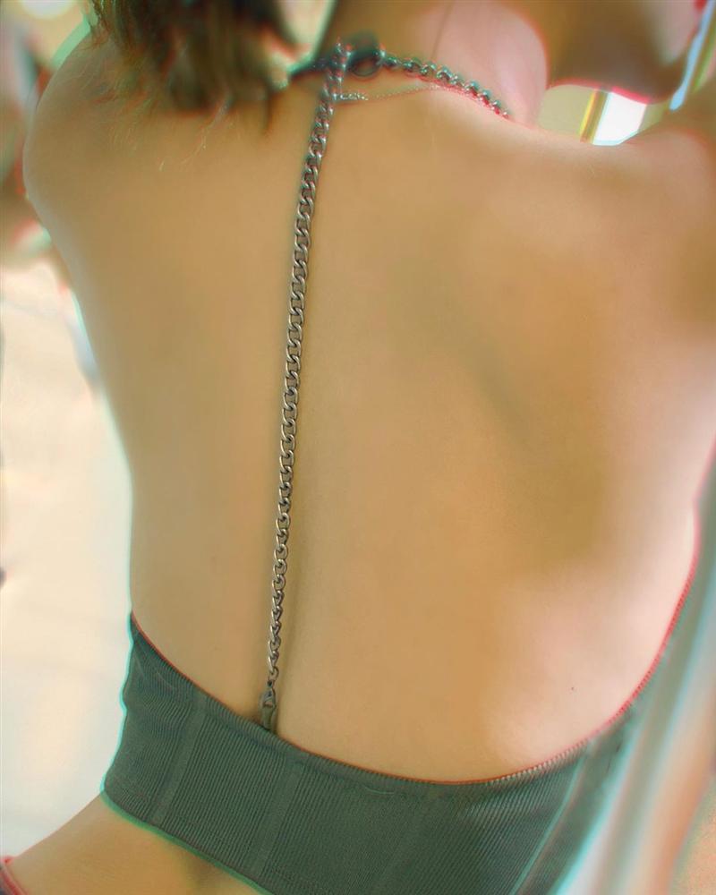 Bị chỉ trích ầm ĩ vì lái xe trong tình trạng ngáo ngơ, Hoàng Thùy Linh vẫn hồn nhiên tạo dáng không quan tâm-14