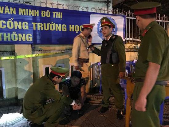 Nhóm thanh niên phê thuốc lắc thuê taxi đi 'cổ vũ bóng đá'