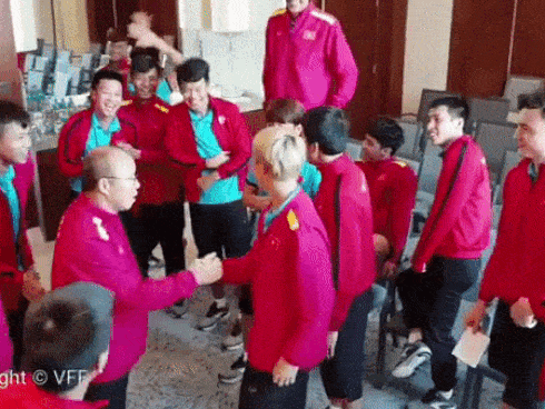 Nhan sắc cô vợ xinh đẹp từng là mẫu nội y của hậu vệ ĐT Nhật Bản sẽ đối đầu Việt Nam ở tứ kết Asian Cup-6