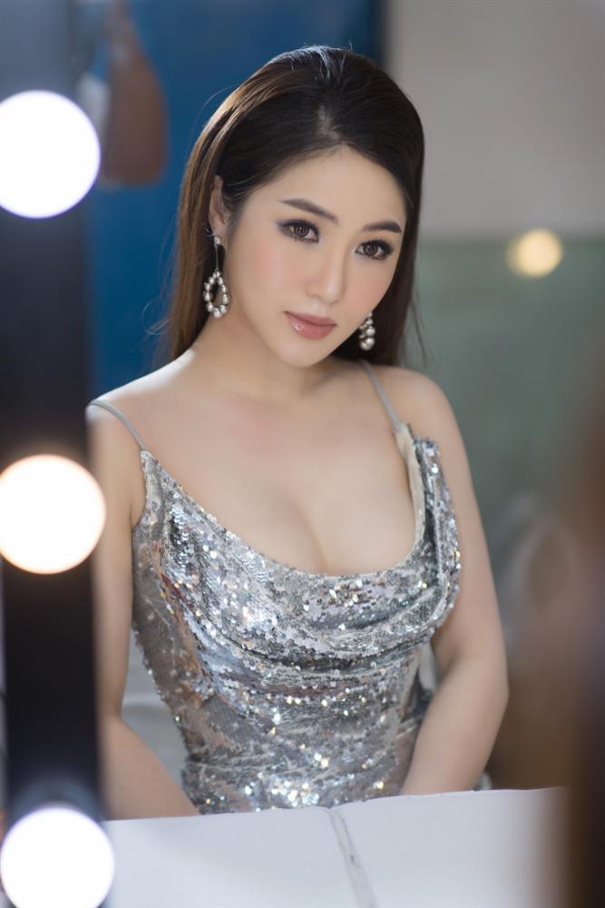 Hương Tràm diện váy khoét 3/4 vòng ngực, tất bật chạy show cận Tết cày tiền trả nợ-2