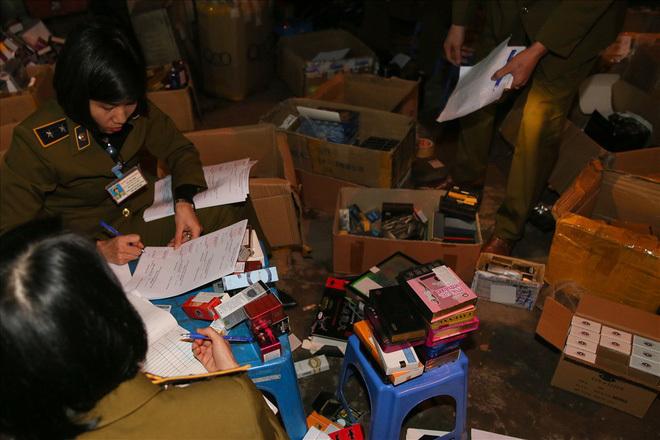 Kho hàng kích dục khổng lồ giữa Hà Nội-2