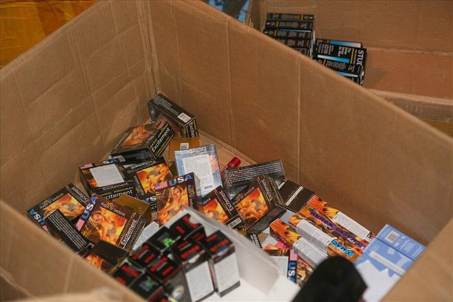 Kho hàng kích dục khổng lồ giữa Hà Nội-4