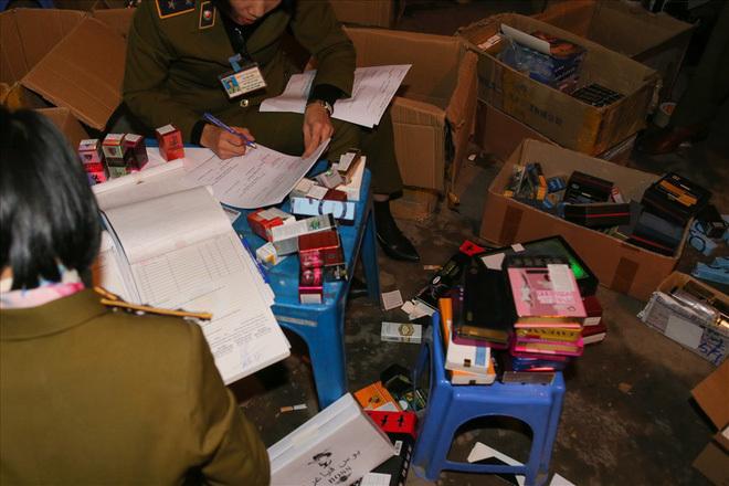 Kho hàng kích dục khổng lồ giữa Hà Nội-7