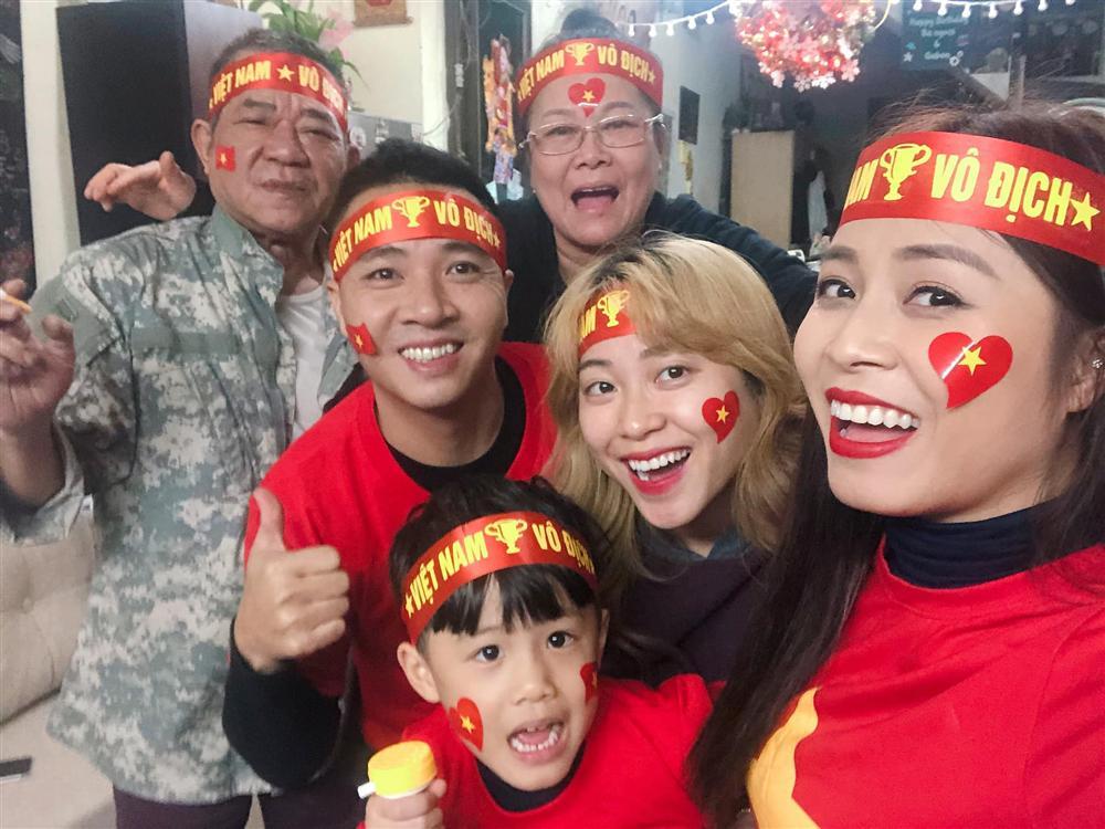 Tung clip cổ vũ tuyển Việt Nam, BTV Hoàng Linh bị nhắc nhở vì hành động quá tình với hôn phu trước mặt em gái-3