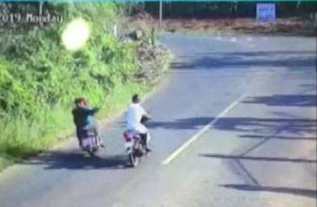 Truy đuổi 2 tên trộm gà, công an xã bị bắn mù mắt-1