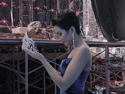 Vì quá yêu thần tượng, fan cầu trời H'Hen Niê được giữ vĩnh viễn vương miện không phải trao cho người kế nhiệm