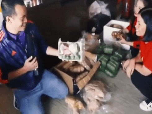 Fans nhuộm đỏ sân bay Tân Sơn Nhất lên đường tiếp lửa cho đội tuyển Việt Nam-1