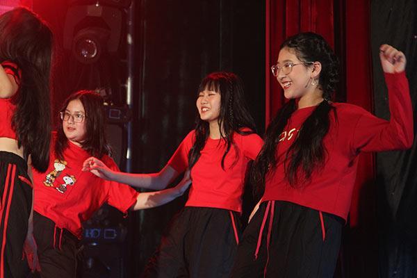 Ít được biết đến nhưng gái út nhà nghệ sĩ Hồng Vân khiến người xem trầm trồ khi trổ tài nhảy điêu luyện đúng chuẩn con nhà nòi-1