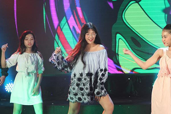 Ít được biết đến nhưng gái út nhà nghệ sĩ Hồng Vân khiến người xem trầm trồ khi trổ tài nhảy điêu luyện đúng chuẩn con nhà nòi-2