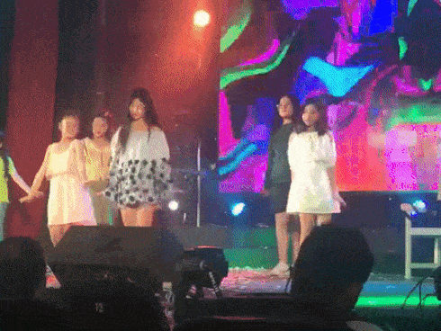 Con gái 15 tuổi của MC Quyền Linh trổ tài làm tóc cho bạn, bất ngờ nhất chính là phản ứng từ nghệ sĩ Hồng Vân-9