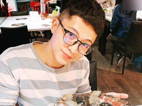 Harry Lu suýt bị trật khớp vai khi mải tự sướng với mèo cưng-10