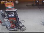 Kinh hãi cảnh nam thanh niên dùng bật lửa kiểm tra xăng vừa đổ vào xe máy tại cây xăng