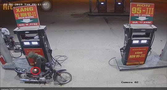 Kinh hãi cảnh nam thanh niên dùng bật lửa kiểm tra xăng vừa đổ vào xe máy tại cây xăng-1