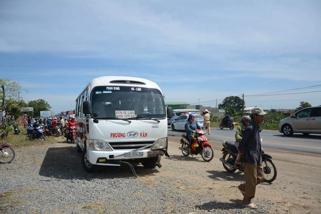 Thi thể 2 thanh niên bị cháy sau khi xe máy đối đầu ô tô khách-1