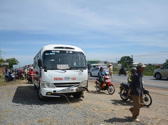 Thi thể 2 thanh niên bị cháy sau khi xe máy đối đầu ô tô khách