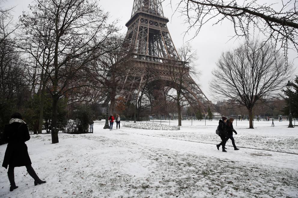 Kẻ lãng mạn, người cơ hàn trong bão tuyết Paris-8