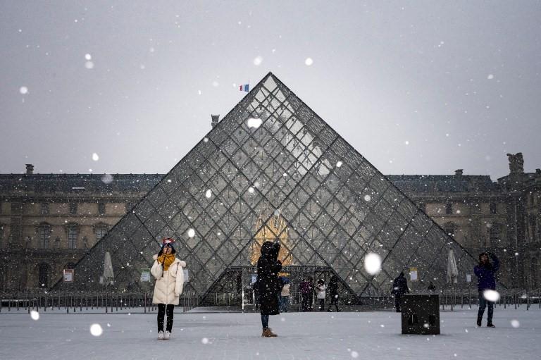 Kẻ lãng mạn, người cơ hàn trong bão tuyết Paris-10