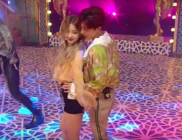 Sân khấu thị phi nhất SM Town Concert 2019: LeeTeuk (Super Junior) có quấy rối Irene (Red Velvet)?-3