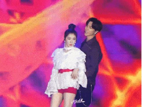 Sân khấu thị phi nhất SM Town Concert 2019: LeeTeuk (Super Junior) có quấy rối Irene (Red Velvet)?