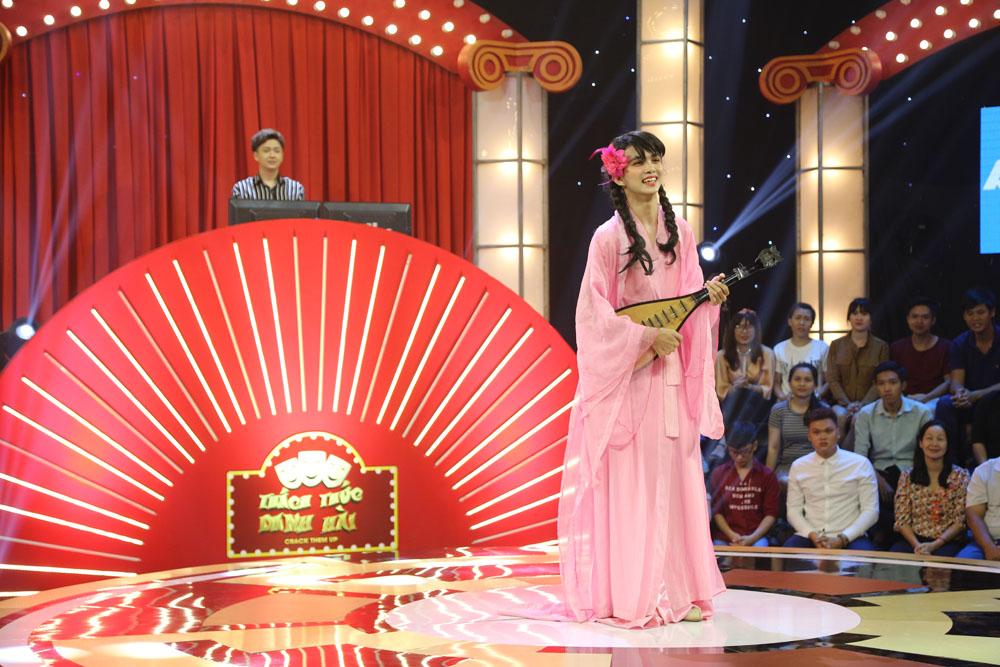 Thí sinh giả gái mang hung khí uy hiếp Trấn Thành ở Thách Thức Danh Hài-2