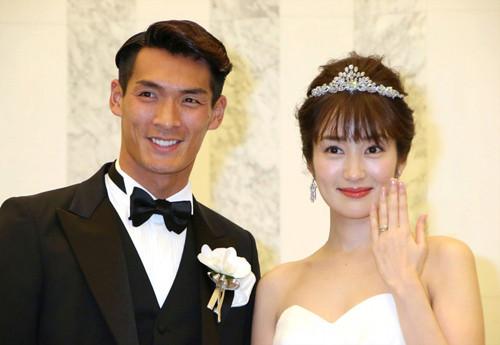 Nhan sắc cô vợ xinh đẹp từng là mẫu nội y của hậu vệ ĐT Nhật Bản sẽ đối đầu Việt Nam ở tứ kết Asian Cup-4