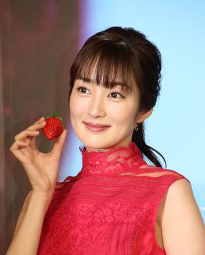 Nhan sắc cô vợ xinh đẹp từng là mẫu nội y của hậu vệ ĐT Nhật Bản sẽ đối đầu Việt Nam ở tứ kết Asian Cup-2