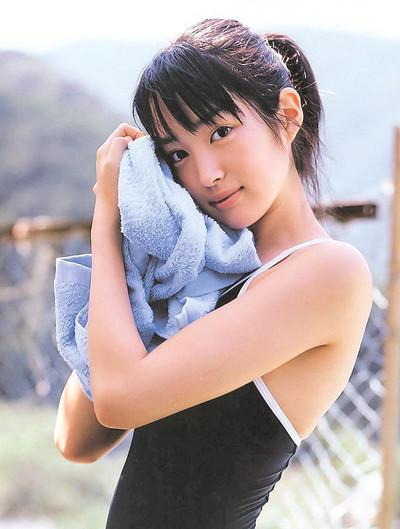 Nhan sắc cô vợ xinh đẹp từng là mẫu nội y của hậu vệ ĐT Nhật Bản sẽ đối đầu Việt Nam ở tứ kết Asian Cup-3