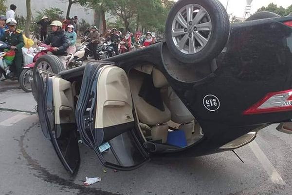 Hải Phòng: Taxi lật ngửa vẽ vòng giữa phố, dân cạy cửa cứu nữ nhà thơ-1