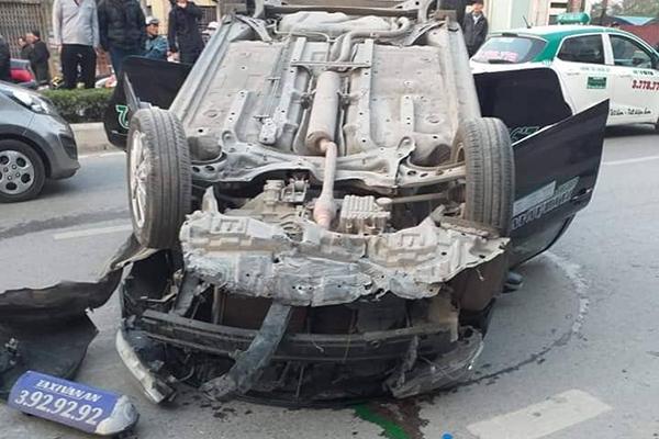 Hải Phòng: Taxi lật ngửa vẽ vòng giữa phố, dân cạy cửa cứu nữ nhà thơ-2