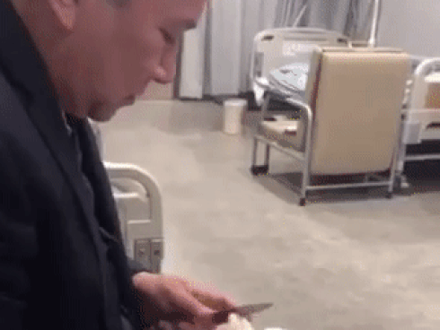 Được fans chăm chút cho từng miếng ăn, Đình Trọng xúc động nhanh chóng đem khoe-3