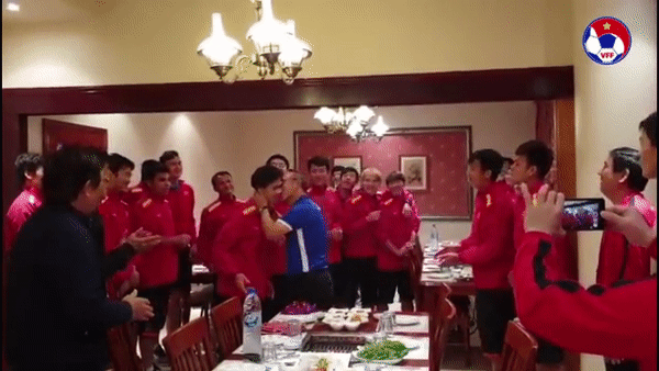 Lộ clip hot trước trận đối đầu Nhật Bản: Công Phượng được thầy Park hôn má trong ngày sinh nhật-2