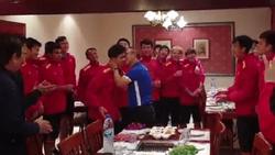 Lộ clip hot trước trận đối đầu Nhật Bản: Công Phượng được thầy Park hôn má trong ngày sinh nhật