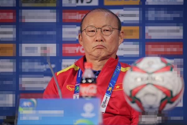 Được thầy Park đưa đi họp báo cùng, Công Phượng lại khiến fans buồn cười với gương mặt bất biến giữa dòng đời vạn biến-1