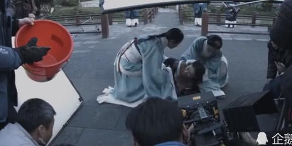 Cảnh Ngô Cẩn Ngô bị bọ cạp sống bò khắp người gây tranh cãi-3