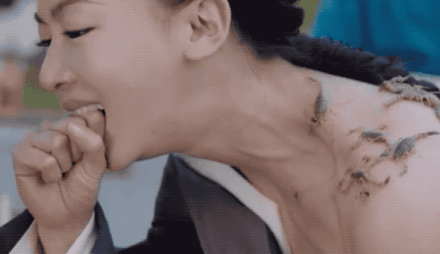 Cảnh Ngô Cẩn Ngô bị bọ cạp sống bò khắp người gây tranh cãi-1