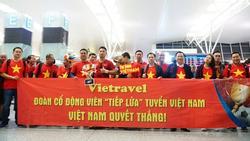 Fans nhuộm đỏ sân bay Tân Sơn Nhất lên đường tiếp lửa cho đội tuyển Việt Nam