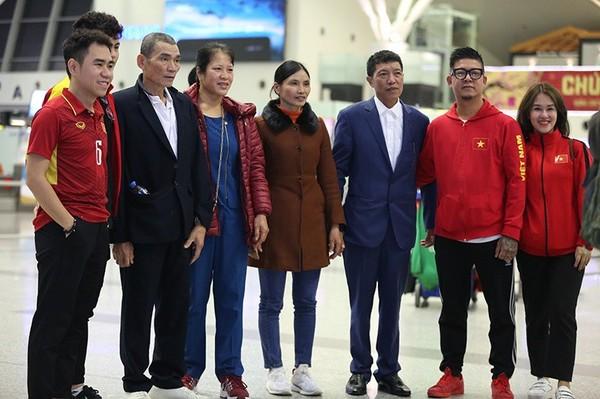 Bố mẹ Đoàn Văn Hậu, thủ môn Bùi Tiến Dũng và anh trai Quang Hải đã lên đường sang Dubai để tiếp lửa cho tuyển Việt Nam-1