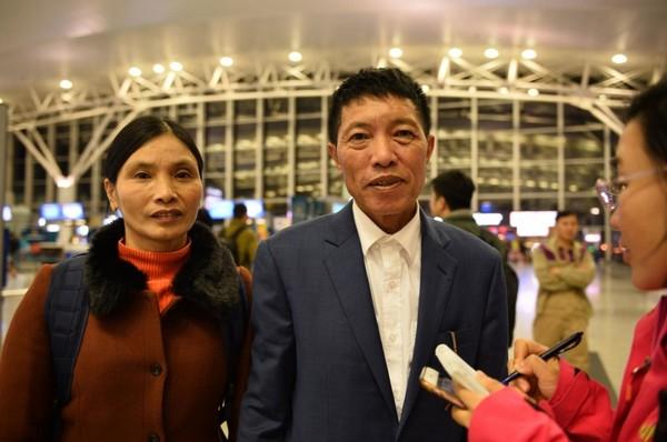 Bố mẹ Đoàn Văn Hậu, thủ môn Bùi Tiến Dũng và anh trai Quang Hải đã lên đường sang Dubai để tiếp lửa cho tuyển Việt Nam-2