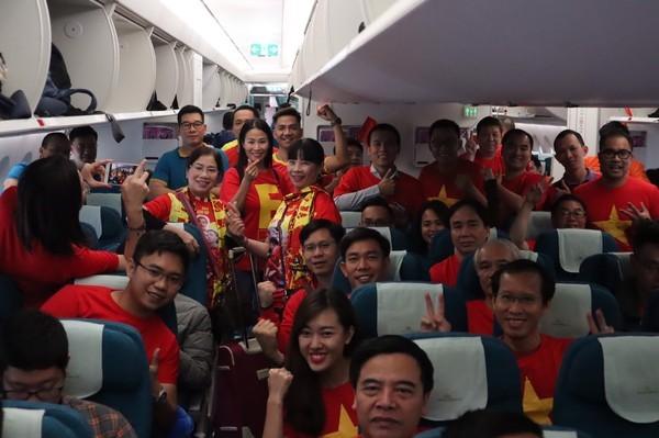 Bố mẹ Đoàn Văn Hậu, thủ môn Bùi Tiến Dũng và anh trai Quang Hải đã lên đường sang Dubai để tiếp lửa cho tuyển Việt Nam-5