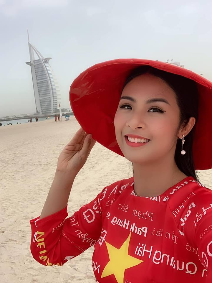 Diện áo dài in tên cầu thủ tại Dubai, Ngọc Hân hào hứng dự đoán tuyển Việt Nam thắng Nhật Bản 1 - 0-6