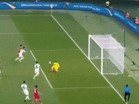 Vài giây ngắn ngủi an ủi đồng đội khi bị ghi bàn, Duy Mạnh khiến dân mạng vô cùng xúc động-1