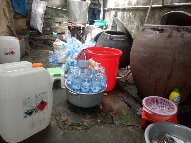 Bắt quả tang cơ sở sản xuất giấm ăn bằng... axit công nghiệp-1