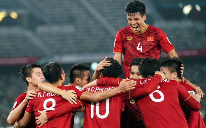 Diện áo dài in tên cầu thủ tại Dubai, Ngọc Hân hào hứng dự đoán tuyển Việt Nam thắng Nhật Bản 1 - 0-1