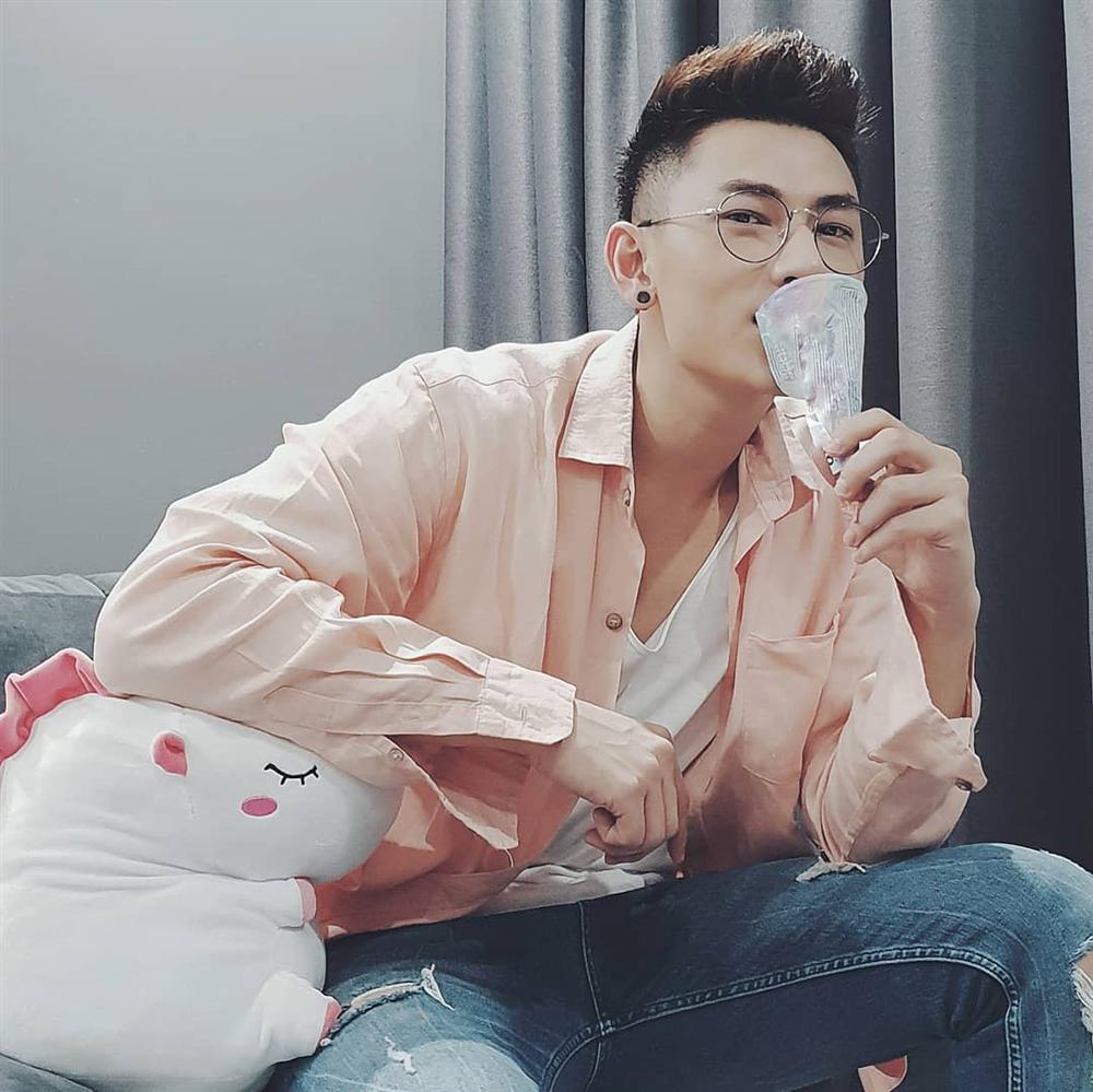 HẾT HỒN với fan Isaac: Xem thần tượng cho dê ăn mà tưởng tượng anh ấy đang cho chúng mình ăn kìa-10