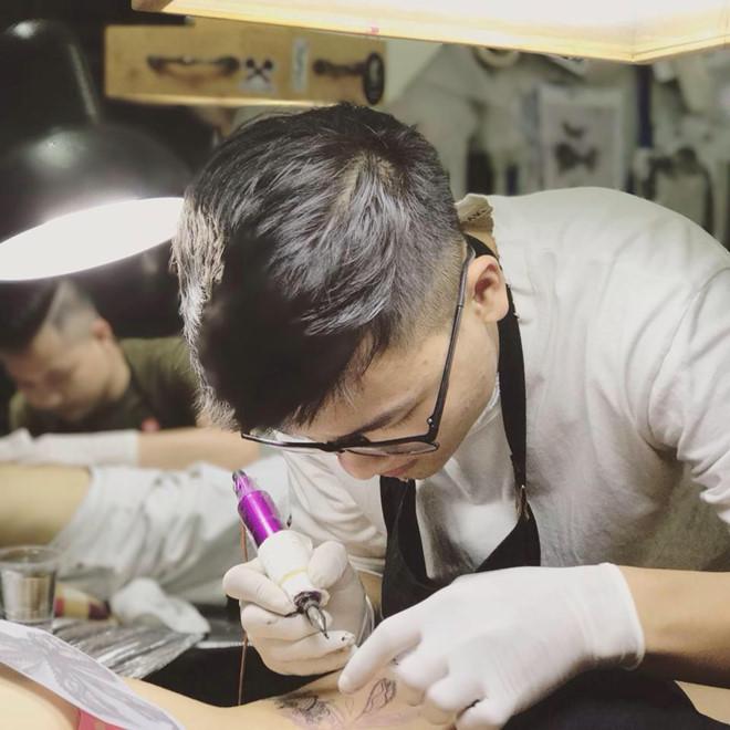 Anh trai Quang Hải có vẻ ngoài nam tính, làm thợ xăm ở Hà Nội-6