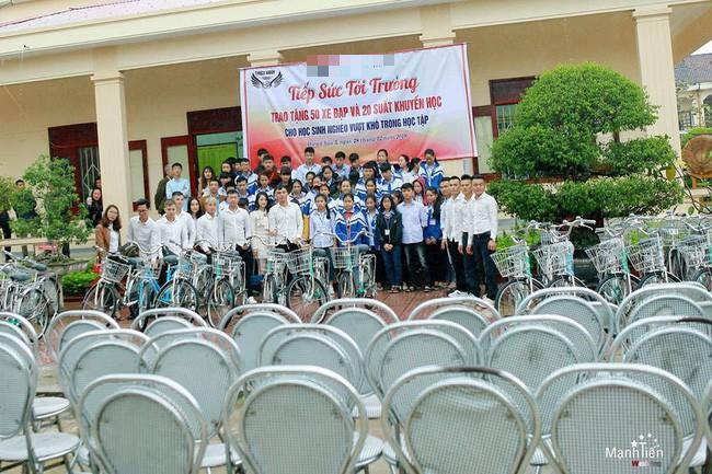 Người chồng quốc dân: Kỷ niệm ngày cưới không những tặng vợ siêu xe mà còn biếu 500 anh em 2 ô tô và 8 xe máy SH-5