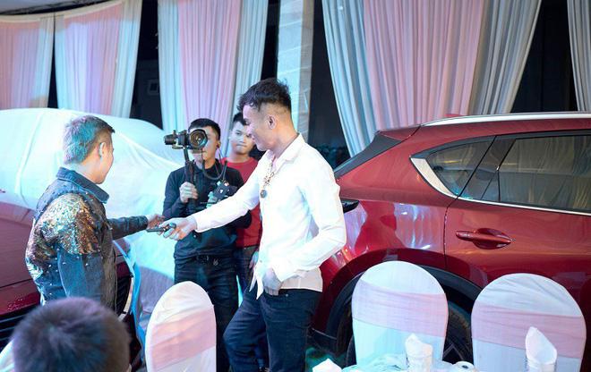 Người chồng quốc dân: Kỷ niệm ngày cưới không những tặng vợ siêu xe mà còn biếu 500 anh em 2 ô tô và 8 xe máy SH-4