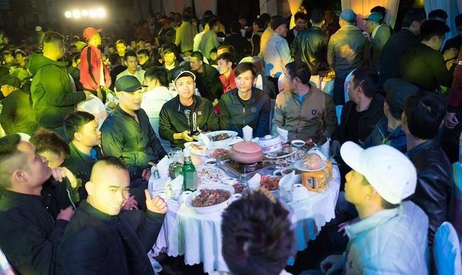 Người chồng quốc dân: Kỷ niệm ngày cưới không những tặng vợ siêu xe mà còn biếu 500 anh em 2 ô tô và 8 xe máy SH-3