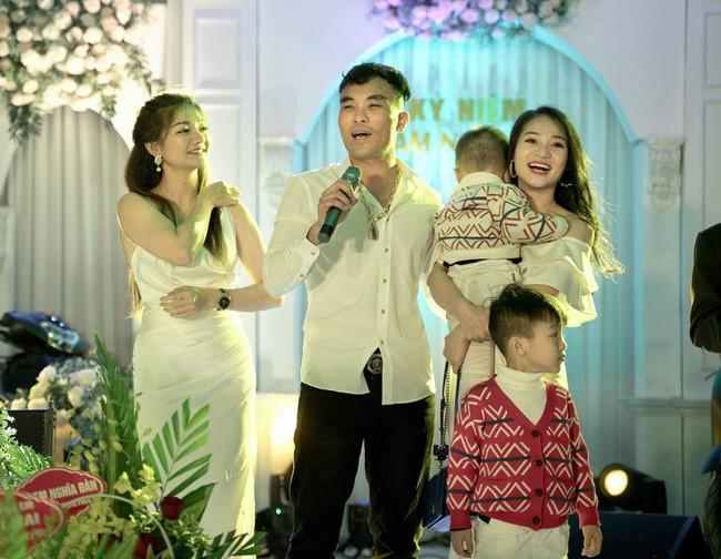 Người chồng quốc dân: Kỷ niệm ngày cưới không những tặng vợ siêu xe mà còn biếu 500 anh em 2 ô tô và 8 xe máy SH-1