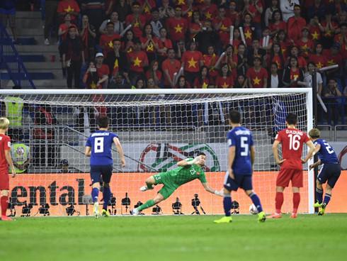 Mắt thâm như bị đấm, Diệu Nhi cổ vũ Đặng Văn Lâm mà dân mạng chẳng biết cô đang vui hay buồn-5